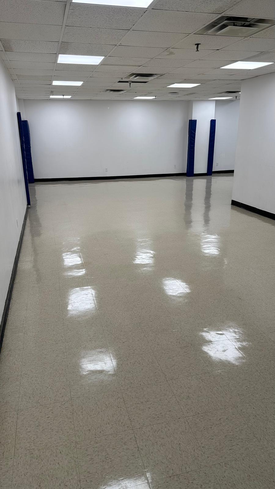 APRÈS - Décapage et polissage de plancher commercial