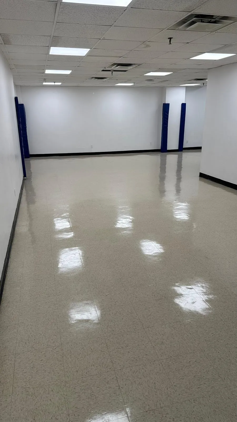 APRÈS - Décapage et polissage de plancher commercial