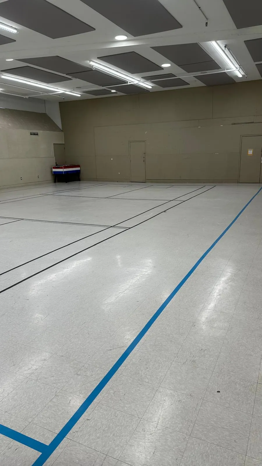 AVANT - Décapage et polissage d’un plancher de gymnase