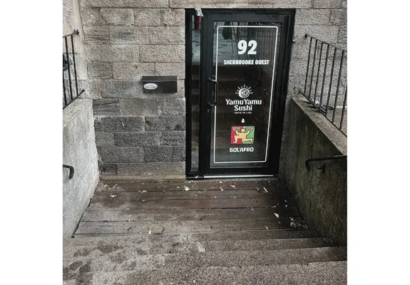 AVANT - Devanture du restaurant « Yamu Sushi » à Montréal